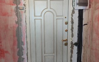 металлическая дверь в квартиру с отделкой МДФ белого цвета