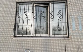 сварная дутая решетка на трехстворчатое окно